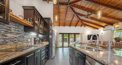 3BR villa + 2 casitas w/ kitchenettes + Pool w/ an outdoor kitchen