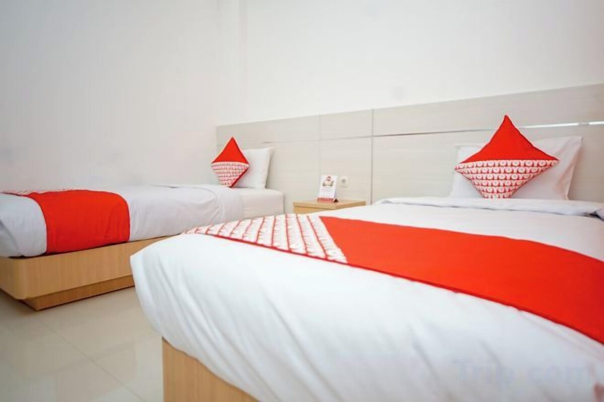 Desk, free WiFi, bed sheets