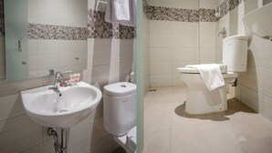 Un baño moderno con lavamanos, inodoro y bidé.