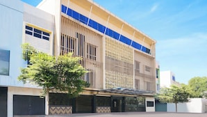 Um edifício moderno com telhado plano, janelas amplas e fachada estampada.