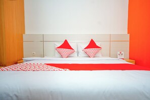 Deluxe Double Room - Townhouse Oak Palembang near Palembang Golf Club formerly KR Hotel (Palembang)