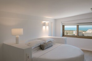 8 Schlafzimmer, Schreibtisch, Bügeleisen/Bügelbrett, Reisekinderbett