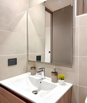 Apartment | Bathroom | Hair dryer, towels, soap, toilet paper - AS - Origen Focus 02 (Pucon)