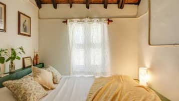 2 bedrooms, iron/ironing board, internet, bed sheets