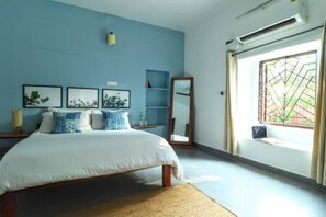 Tabla de planchar con plancha, internet y ropa de cama