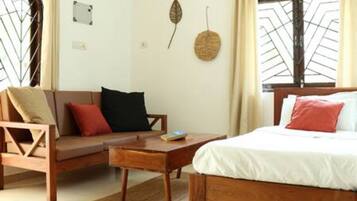 Tabla de planchar con plancha, acceso a internet y ropa de cama