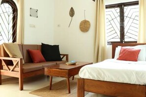 Tabla de planchar con plancha, acceso a internet y ropa de cama 