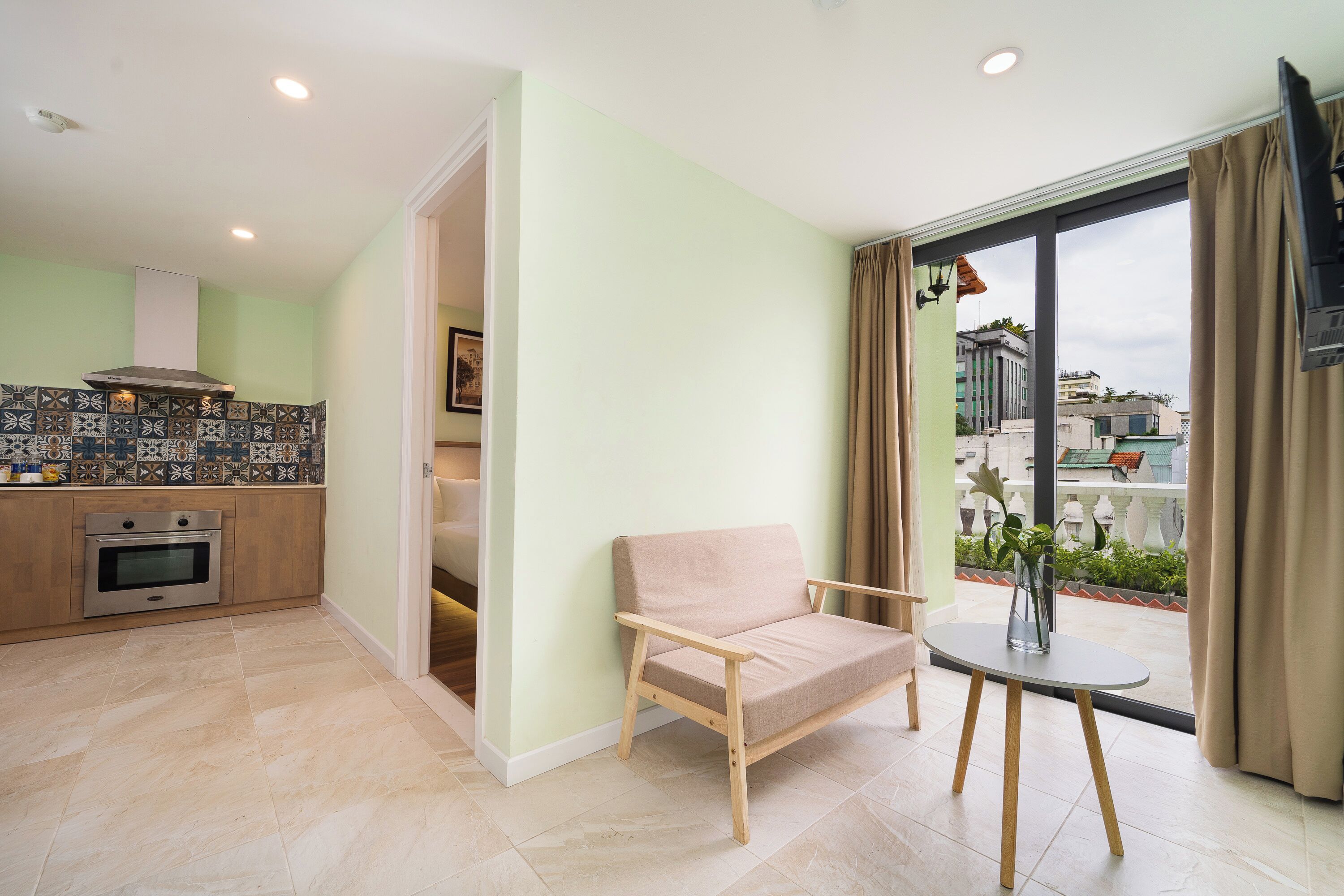 Habitación de lujo doble, balcón, vistas a la ciudad | Zona de estar | Una televisión de pantalla plana