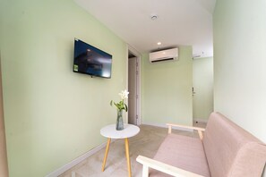 Luxury Double Room, Balcony, City View | Living area