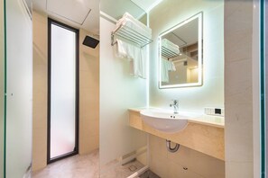 Superior-Doppelzimmer, Stadtblick | Badezimmer | Dusche, Haartrockner, Hausschuhe, Handtücher