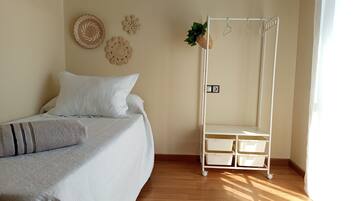 4 dormitorios, tabla de planchar con plancha, ropa de cama