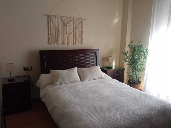 4 bedrooms, iron/ironing board, bed sheets