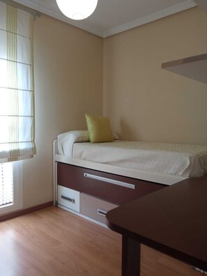 4 bedrooms, iron/ironing board, bed sheets