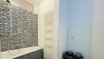 Haartrockner, Handtücher, Toilettenpapier