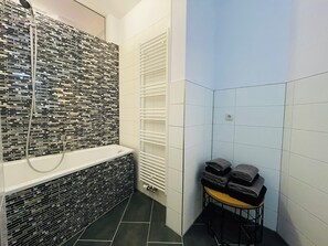 Een haardroger, handdoeken, toiletpapier