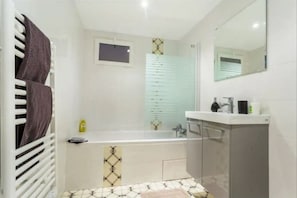 Serviettes fournies, papier toilette