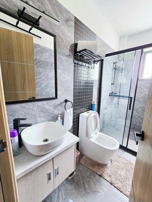 Suihku, bidee, pyyhkeet, saippua