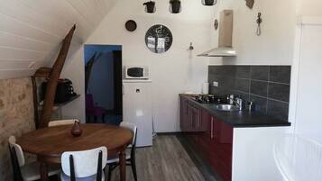 Réfrigérateur, micro-ondes, four, cafetiÚre/bouilloire