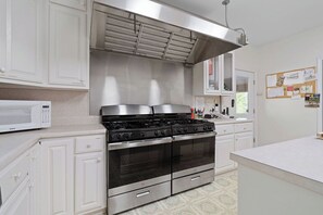 Fridge, microwave, oven, stovetop - Historic Souther Country Inn - 11 BR Lodge Perfect for Get Togethers! (Blairsville)