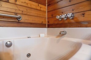 Shower, hair dryer, towels, soap - Historic Souther Country Inn - 11 BR Lodge Perfect for Get Togethers! (Blairsville)