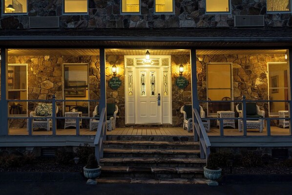 Exterior detail - Historic Souther Country Inn - 11 BR Lodge Perfect for Get Togethers! (Blairsville)