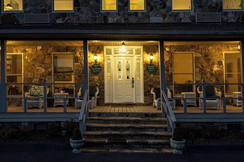 Historic Souther Country Inn - 11 BR Lodge Perfect for Get Togethers!