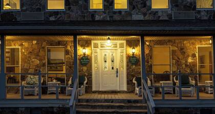 Historic Souther Country Inn - 11 BR Lodge Perfect for Get Togethers!