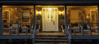 Historic Souther Country Inn - 11 BR Lodge Perfect for Get Togethers!
