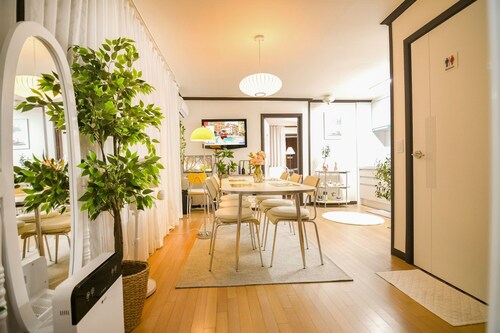 5분거리에청와대,경복궁,지하철역,공항버스역이있습니다. 평지아파트전체를 사용합니다