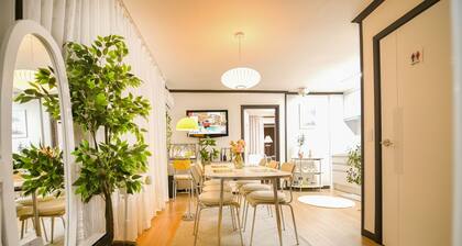 5분거리에청와대,경복궁,지하철역,공항버스역이있습니다. 평지아파트전체를 사용합니다