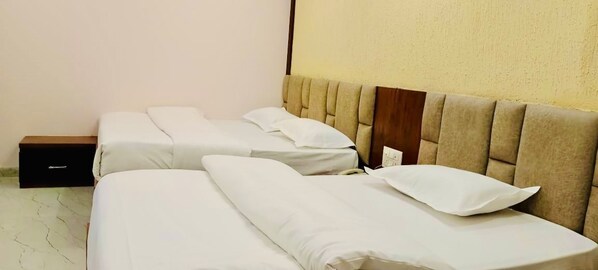 デスク、ノートパソコン用作業スペース、防音設備、アイロン / アイロン台