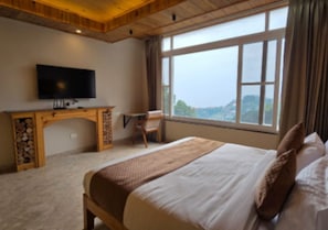 Chambre exécutive, vue sur la vallée | Fer et planche à repasser, literie fournie