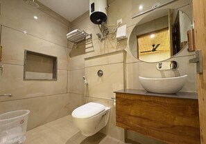 Shower, hair dryer, towels, soap - Landour Wood House (Mussoorie)