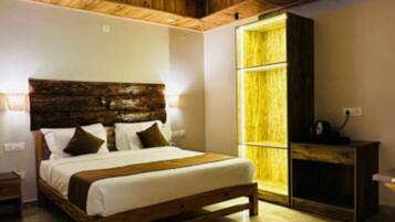 Tabla de planchar con plancha y ropa de cama