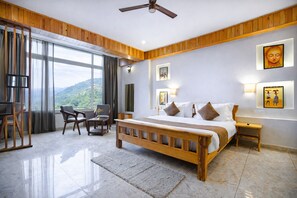 Soundproofing, iron/ironing board, bed sheets - The Landour Wood House (Mussoorie)