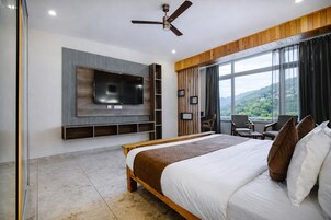 Quarto casal família | Quartos à prova de som, ferros/tábuas de passar roupa, roupa de cama