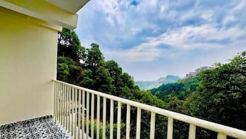 Premium Room, Balcony | Kalis bunyi, seterika/papan seterika, cadar katil