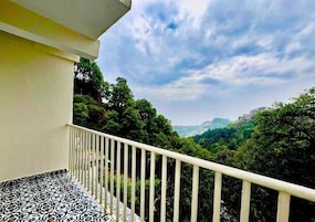 Sistema de insonorización, tabla de planchar con plancha y ropa de cama