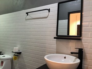 Bathroom - Funkymonkey Cafe&hostel (Vientiane)