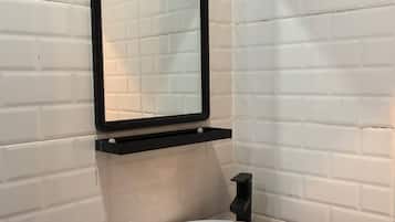 Doppelzimmer | Badezimmer | Dusche, Seife, Shampoo, Toilettenpapier