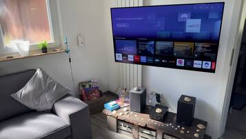 Smart-TV, Bücher, Stereoanlage