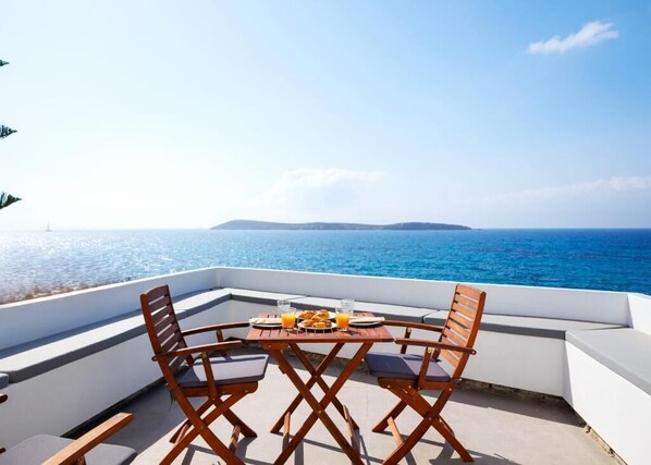 Outdoor dining - Chic hotel suite with Sea View and Breakfast (Drios)
