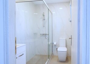 Shower, hair dryer, towels, soap - Chic hotel suite with Sea View and Breakfast (Drios)