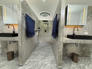 Shower, hair dryer, towels, soap - Superb Luxury Family Villa (Chang Wat Surat Thani)
