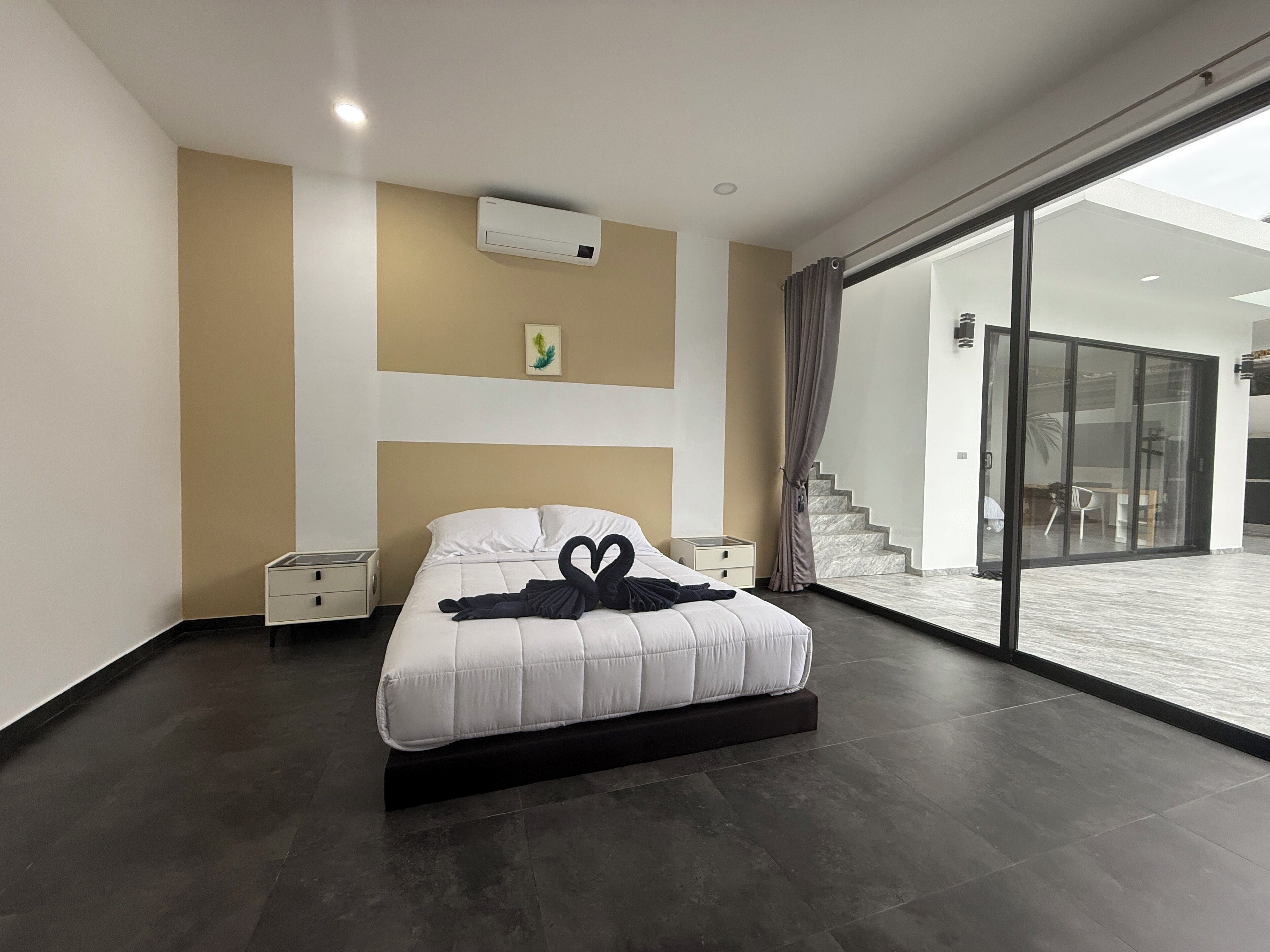 5 bedrooms, WiFi, bed sheets