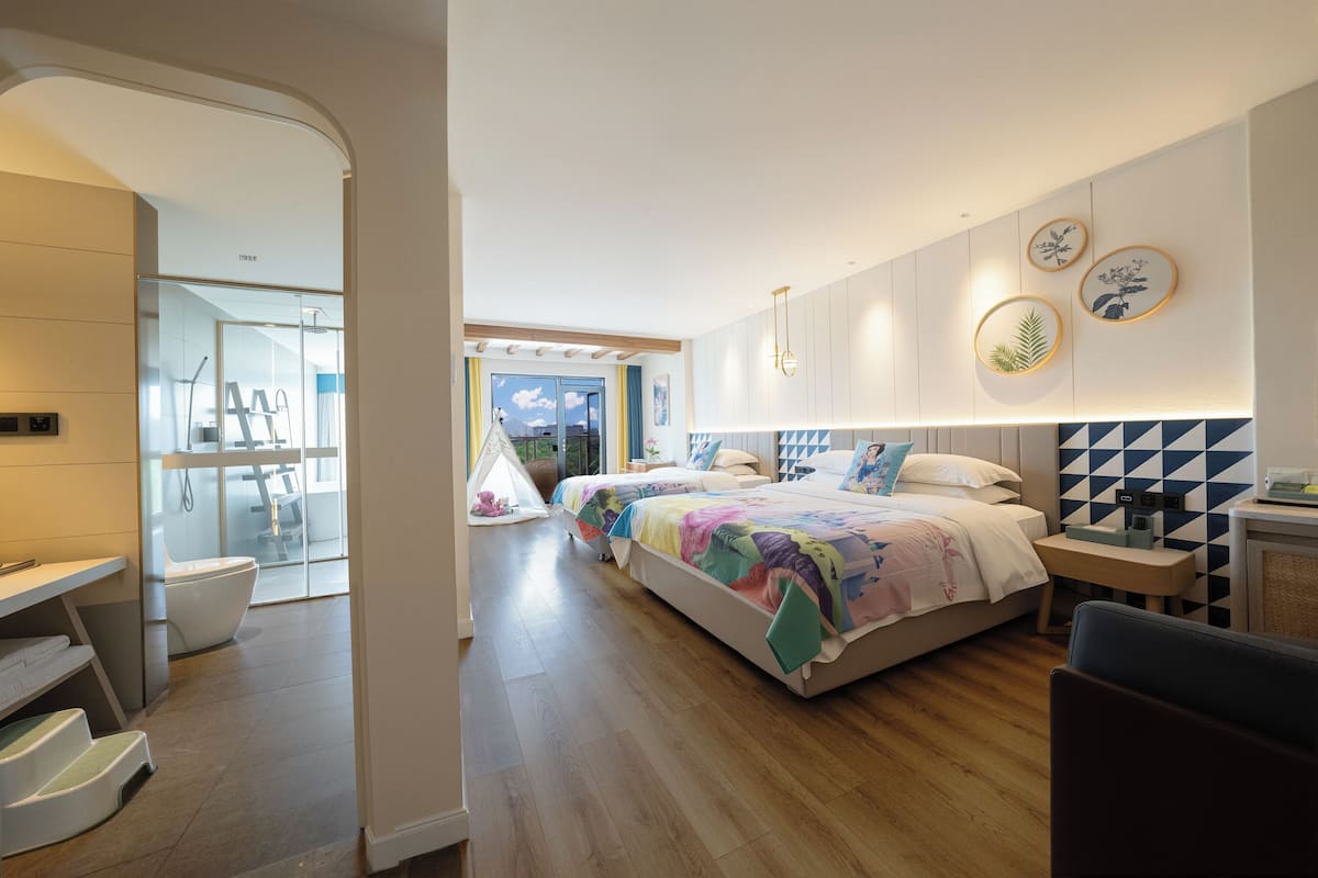 Quarto moderno com cama grande, mesa de cabeceira e vista para o exterior.