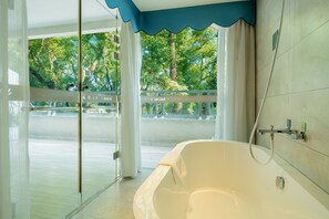 Riverside Twin Room with Balcony & Bathtub | Deep soaking bathtub - Guilin O-LIVE Social Hotel  (Guilin)