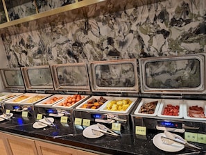 Daily buffet breakfast (CNY 38 per person)