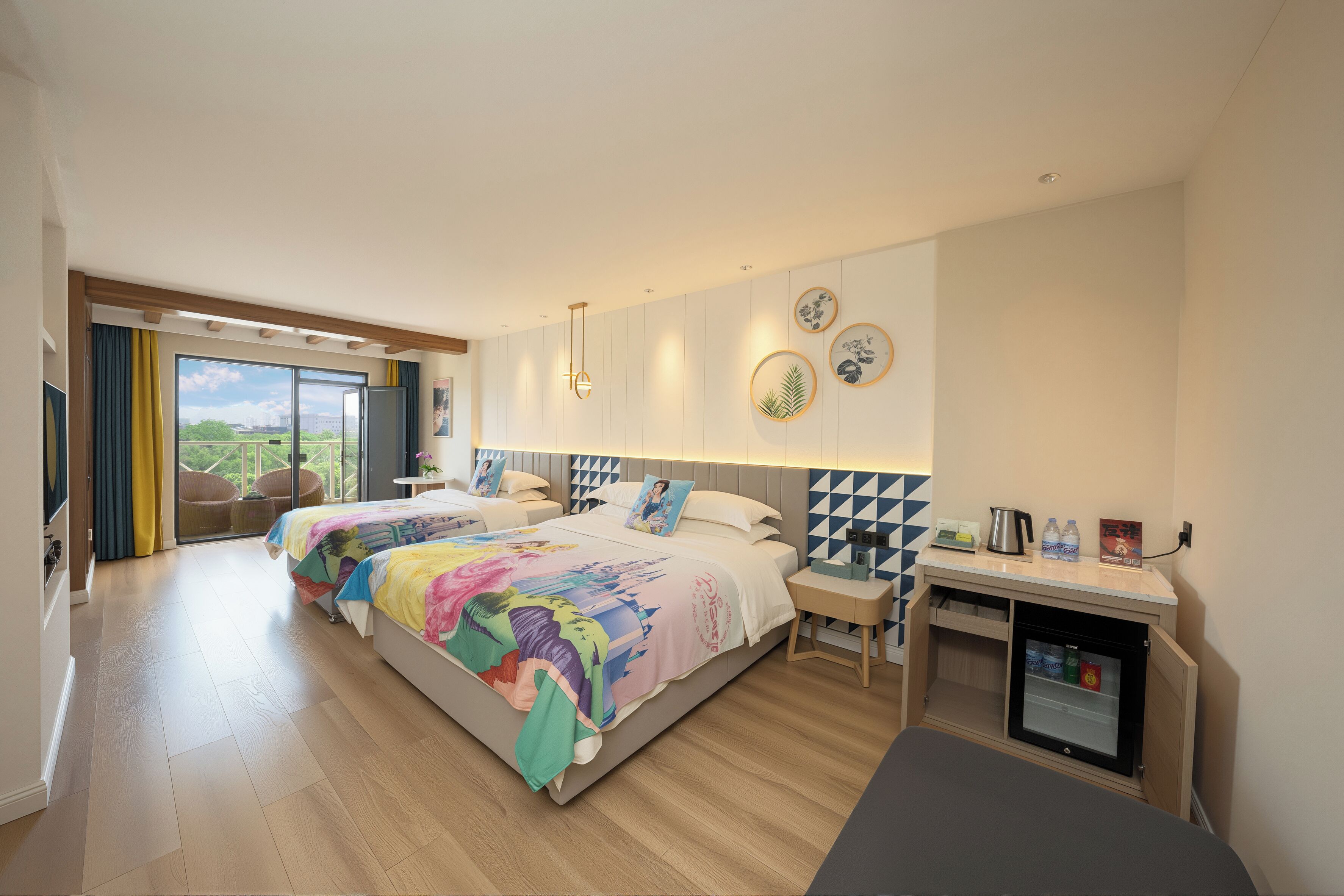 Een hotelkamer met twee bedden, een bureau en een koelkast, en uitzicht op het buiten.