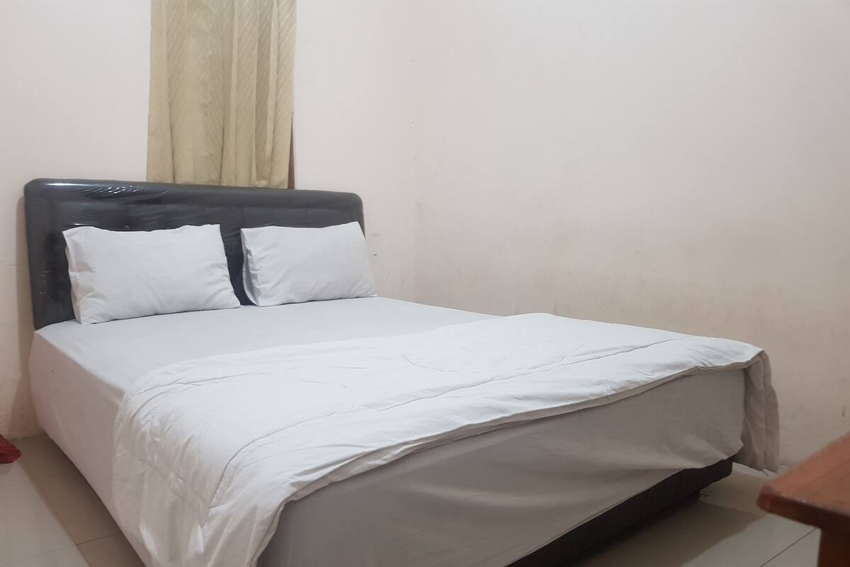 Escritorio, wifi gratis y ropa de cama